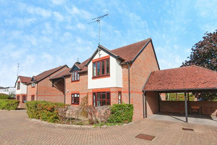 2 Bedroom Flat To Rent In Mayfield Court, Reading Road, Hook, RG27