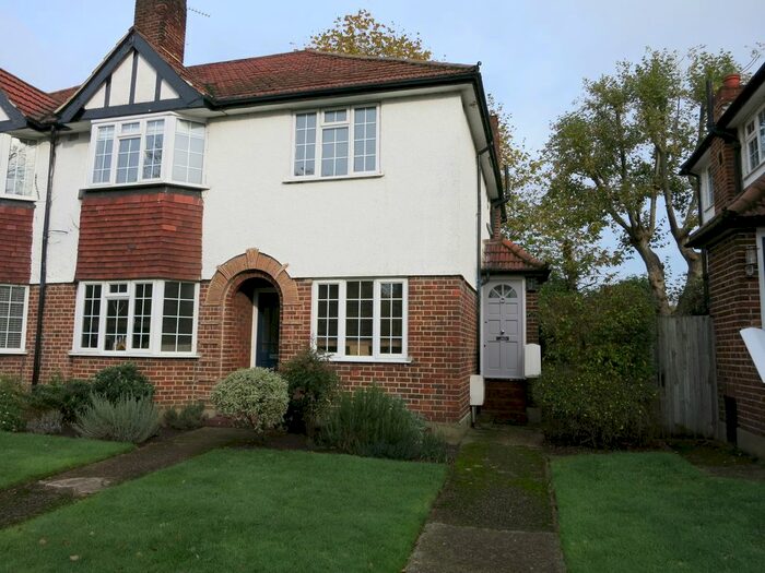 2 Bedroom Maisonette To Rent In Ditton Lawn, Thames Ditton, KT7