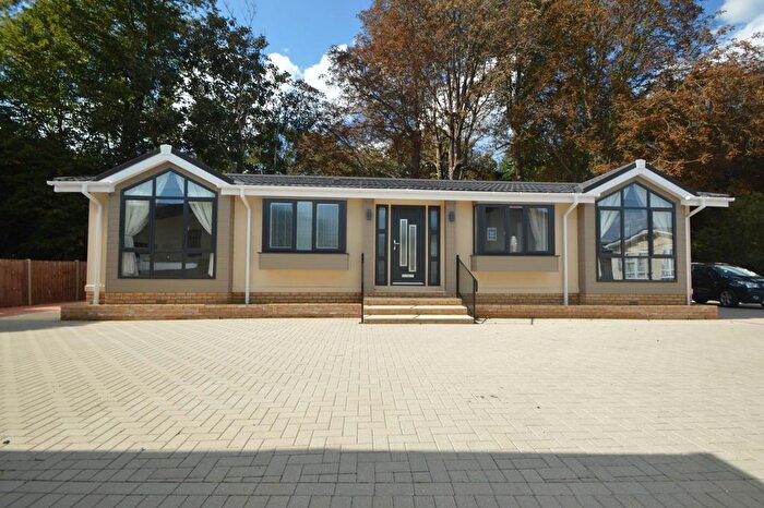 2 Bedroom Mobile/park Home For Sale In Weybridge Park Estates, Addlestone, KT15