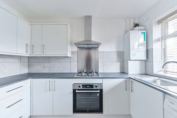 3 Bedroom Flat To Rent In Heathfield Court, The Toastrack, London, SW18