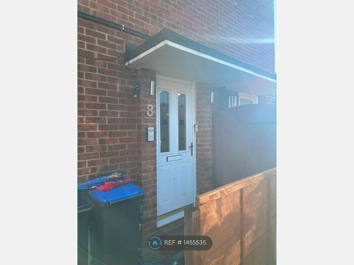 2 Bedroom Maisonette To Rent In Beverley Close, London, N21