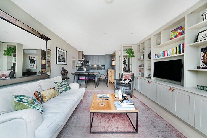 2 Bedroom Flat To Rent In Kensington Apartments, Commercial Street, E1