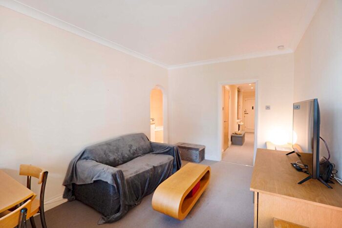 1 Bedroom Flat To Rent In Drayton Gardens, Chelsea, London, SW10