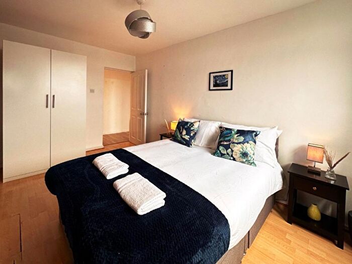 3 Bedroom Flat To Rent In Merryfield House, Grove Park Road, Grove Park, Lewisham, London, SE9