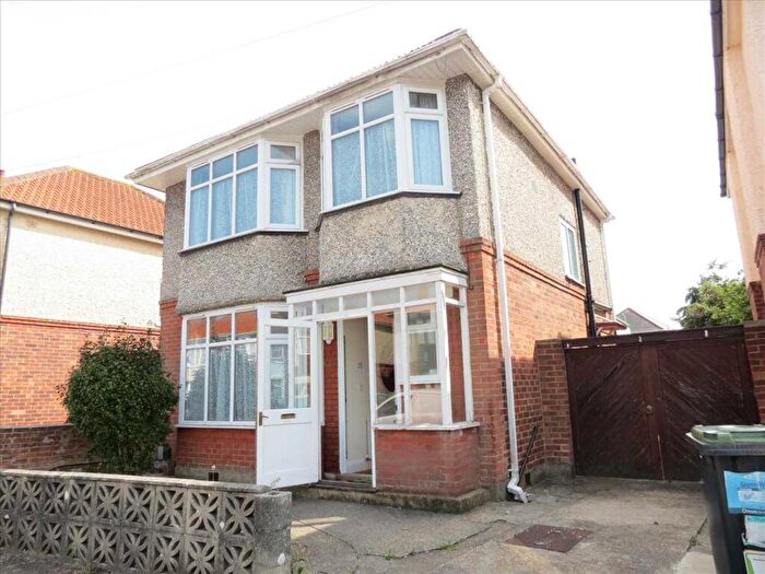 5 Bedroom Detached House To Rent In Coombe Gardens, Ensbury Park, Bournemouth, BH10