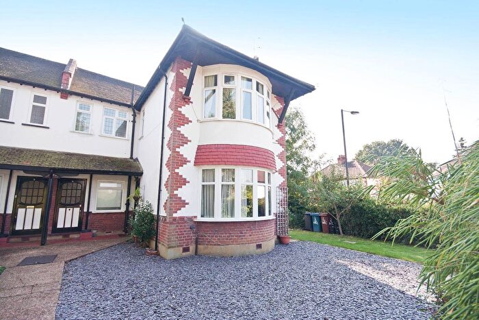 2 Bedroom Maisonette For Sale In West End Avenue, Pinner, Middlesex, HA5
