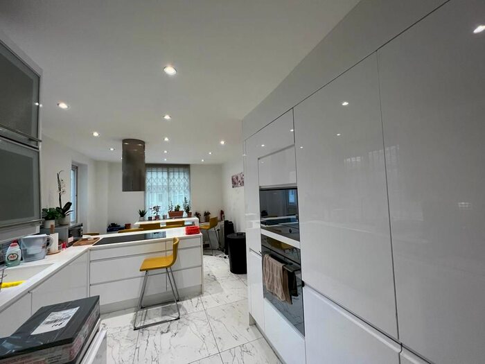 3 Bedroom Flat To Rent In Sussex Place, London, W2