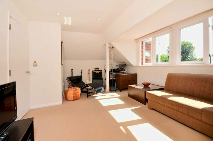 1 Bedroom Flat To Rent In Culmington Road, Ealing, London, W13