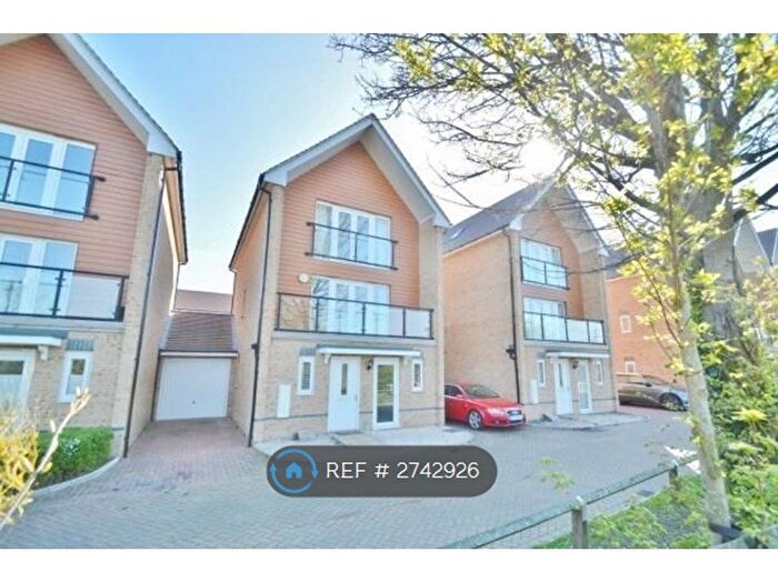 4 Bedroom Detached House To Rent In Edgeworth Close, Slough, SL3