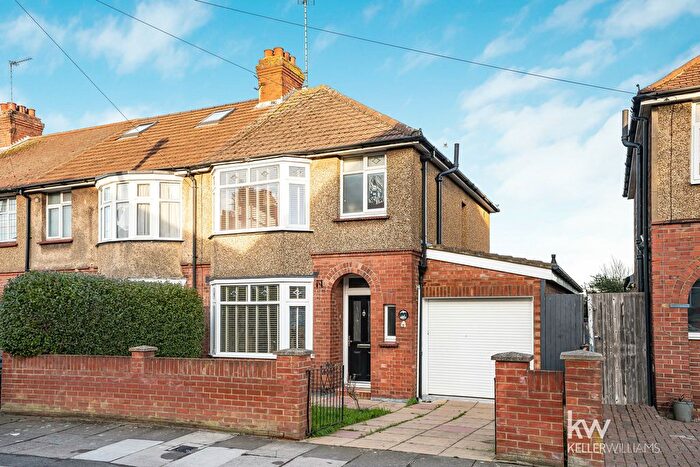 3 Bedroom Semi-Detached House For Sale In Harcourt Street, Luton, LU1