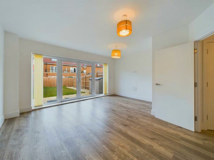 3 Bedroom Flat To Rent In Aylsham Road, Tadworth, , London &#; Bed House, KT20
