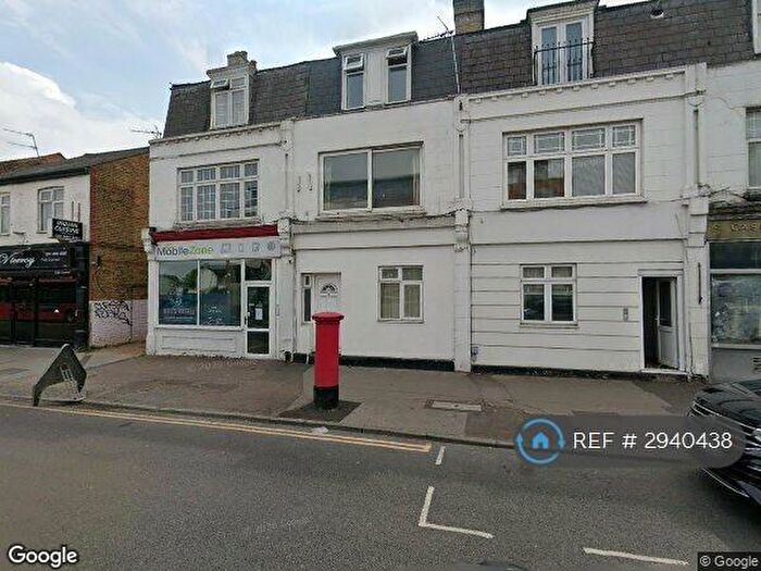 3 Bedroom Flat To Rent In Walton Road, West Molesey, KT8