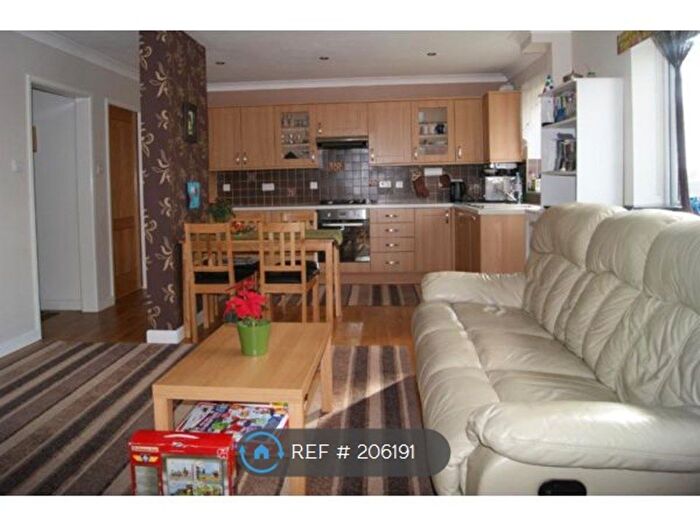 2 Bedroom Flat To Rent In Aplin Way, London, TW7