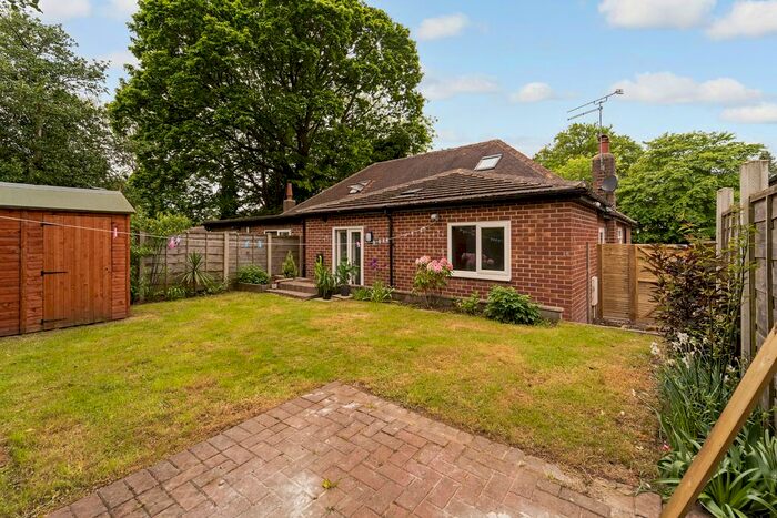 3 Bedroom Semi-Detached House To Rent In Lidgett Lane, Leeds, LS8