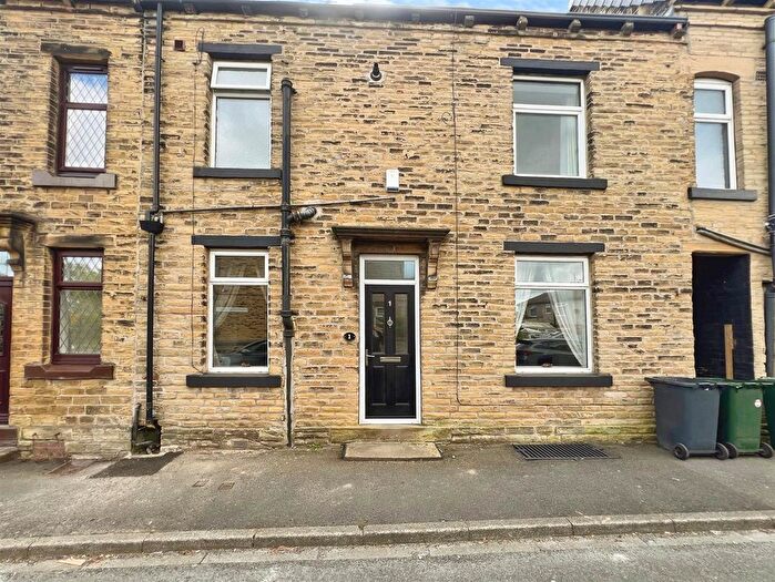 3 Bedroom Terraced House For Sale In Strathmore Close, Bradford, BD2