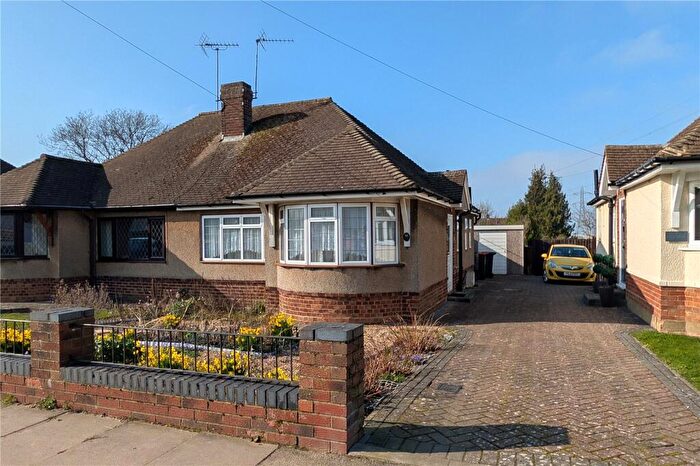 2 Bedroom Bungalow For Sale In Half Moon Lane, Dunstable, Bedfordshire, LU5