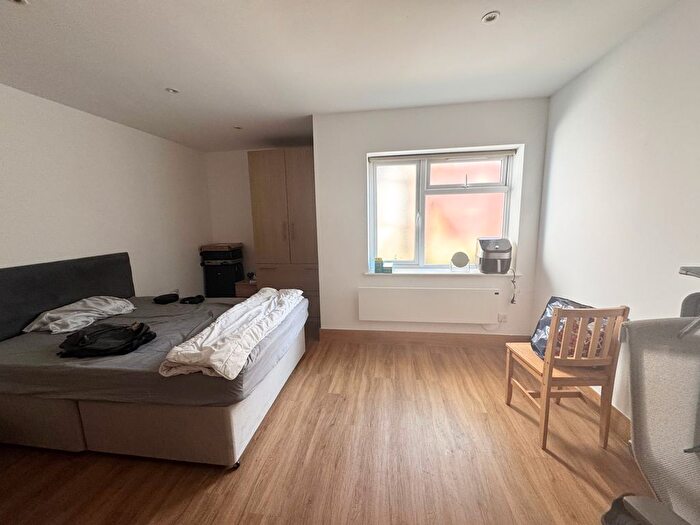Studio To Rent In Sunny Place, London, NW4