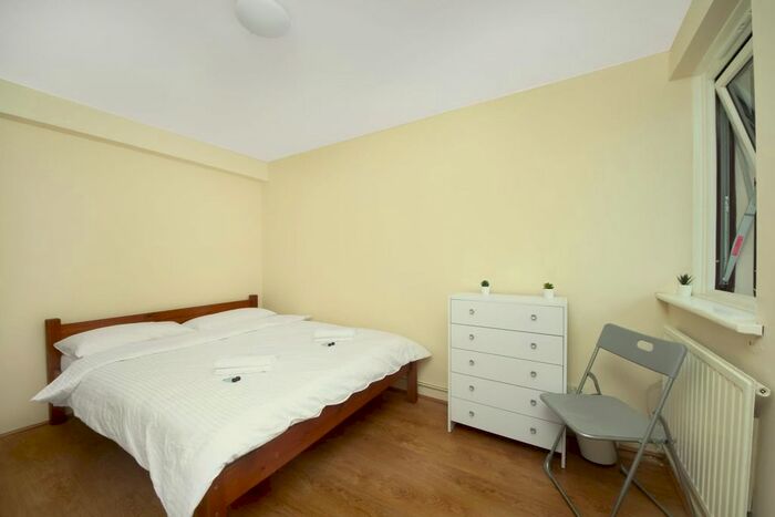 5 Bedroom Flat To Rent In Hopton Road, London, SW16