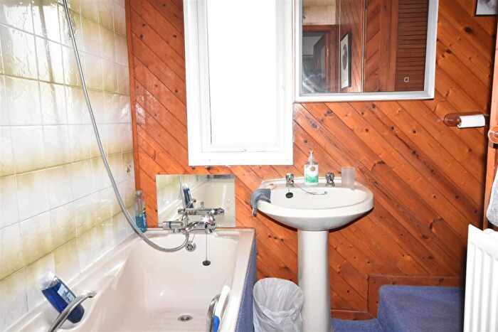 3 Bedroom Semi-Detached House For Sale In Whinney Lane, New Ollerton, Newark, NG22