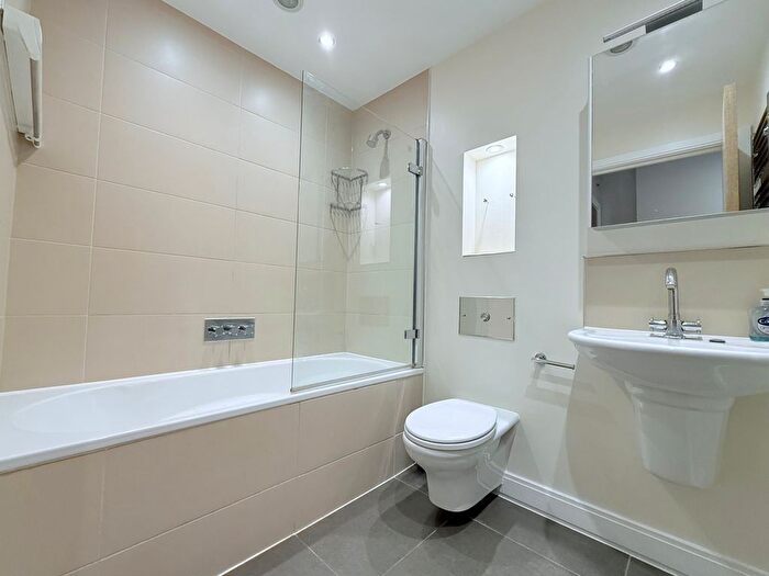 2 Bedroom Flat To Rent In Holden Avenue, London, N12