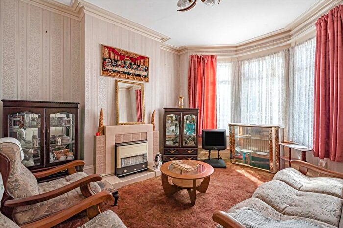3 Bedroom Terraced House For Sale In Elmcroft Street, London, E5 - Photo 2