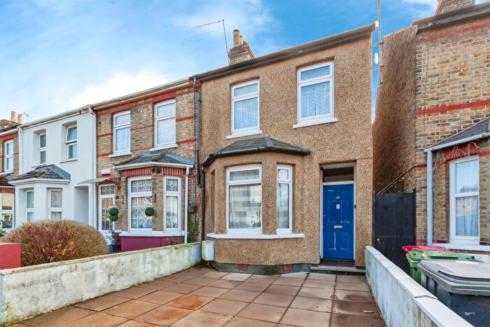 3 Bedroom Semi-Detached House For Sale In Queens Road, Slough, SL1