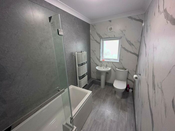 3 Bedroom Flat To Rent In High Street, Llandybie Ammanford, SA18