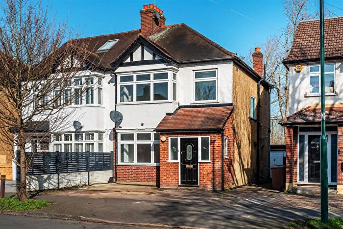3 Bedroom Semi Detached House For Sale In Hamilton Avenue, Cheam, SM3