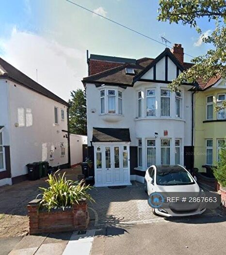 4 Bedroom Semi Detached House To Rent In Glenwood Gardens, Ilford, IG2