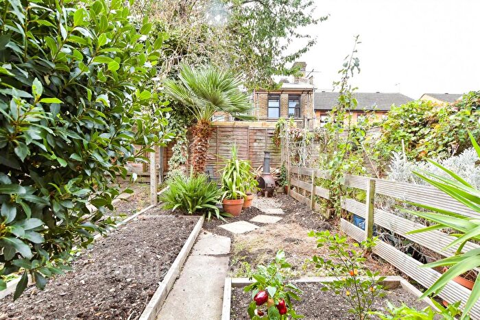 1 Bedroom Ground Maisonette For Sale In Blyth Road, Walthamstow, E17