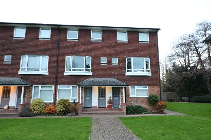 2 Bedroom Flat For Sale In Queens Court, Haywards Heath, RH16