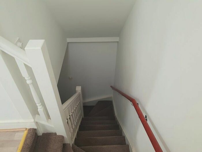 Studio To Rent In Bryony Road, White City, W12