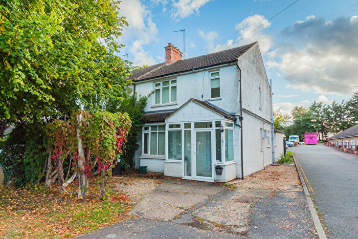 3 Bedroom Semi-Detached House For Sale In Finedon Road, Irthlingborough, NN9