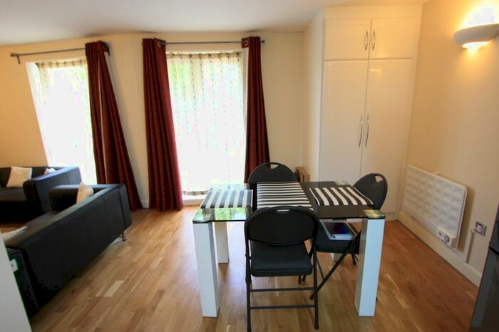 2 Bedroom Flat To Rent In Eaton Road, Sutton, SM2