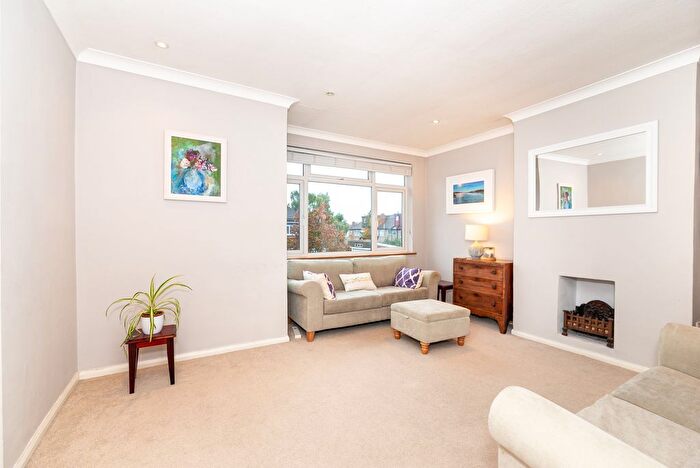 2 Bedroom Maisonette For Sale In Rowan Close, London, SW16