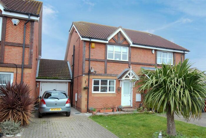 4 Bedroom Semi-Detached House To Rent In Hunters Way, Cippenham, SL1