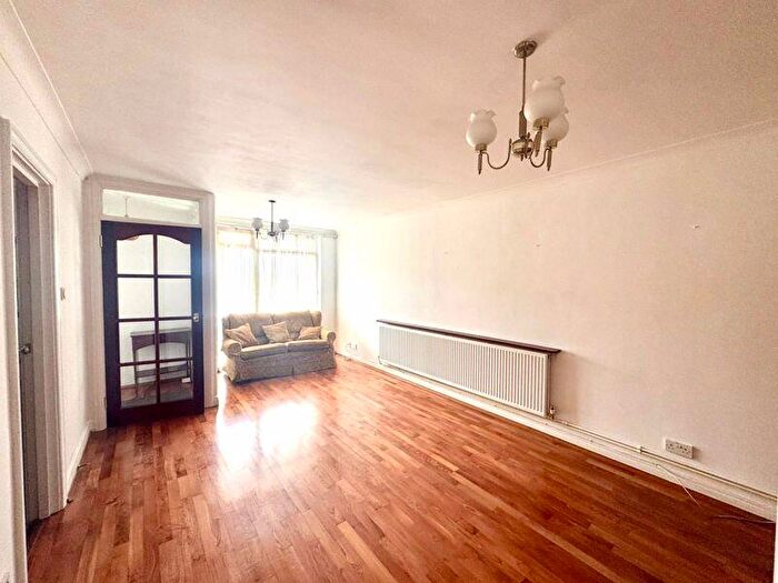 2 Bedroom Apartment To Rent In High Road, London, N20