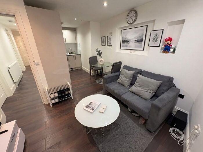 3 Bedroom Flat To Rent In Old Nichol Street, London, E2