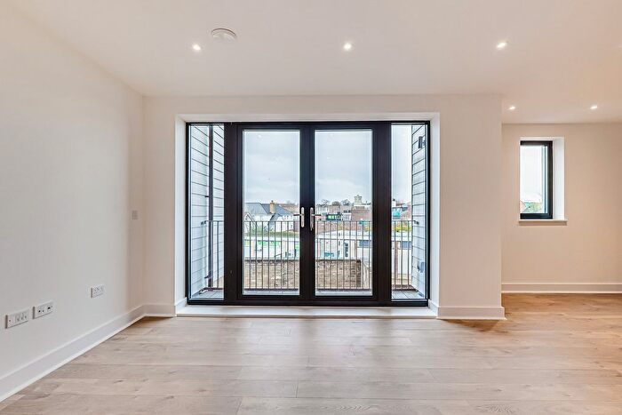 2 Bedroom Flat For Sale In High Street, Rayleigh, SS6