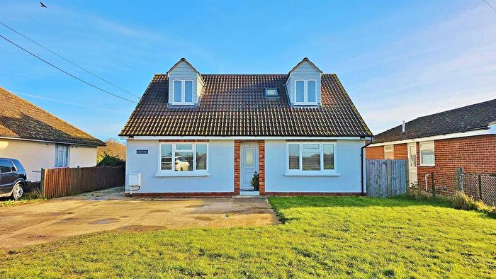 4 Bedroom Chalet For Sale In Tan Lane, Little Clacton, Essex, CO16
