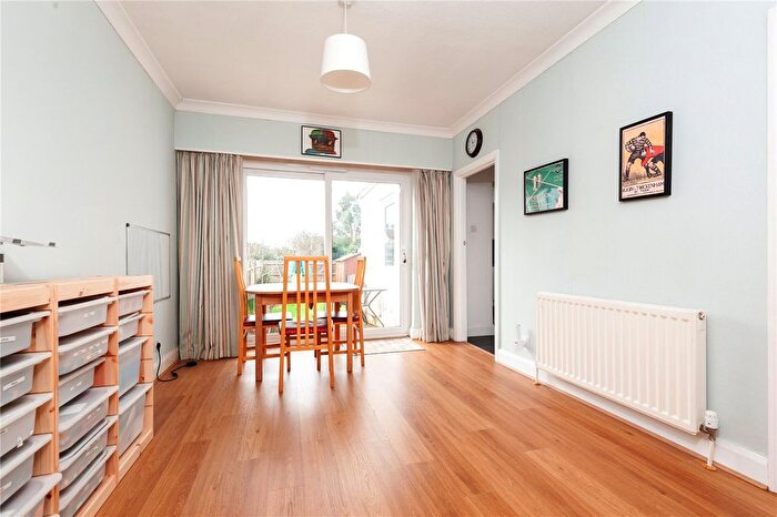 3 Bedroom End Of Terrace House For Sale In Meadway, Twickenham, TW2