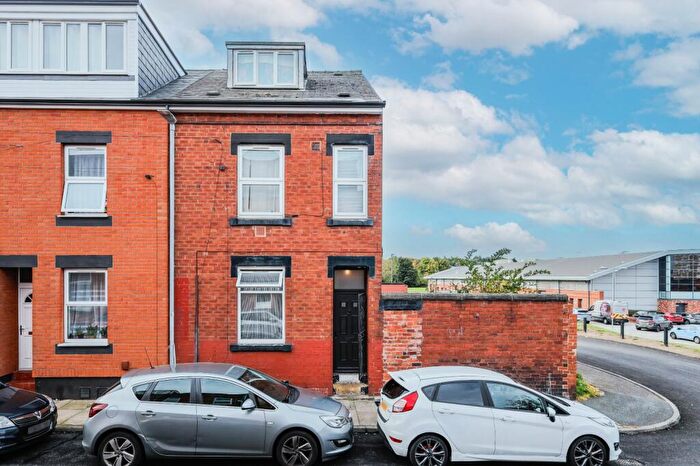 4 Bedroom End Of Terrace House For Sale In Stanley View, Leeds, West Yorkshire, LS12