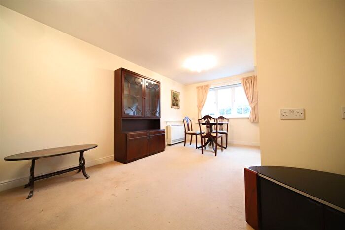 1 Bedroom Flat For Sale In Cockfosters Road, Cockfosters, Barnet, EN4