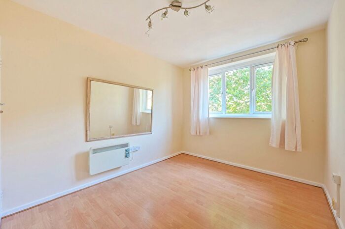 1 Bedroom Flat For Sale In Tildesley Road, Putney Heath, London, SW15
