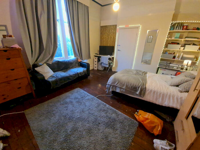 10 Bedroom House To Rent In Regent Park Avenue, Leeds, LS6
