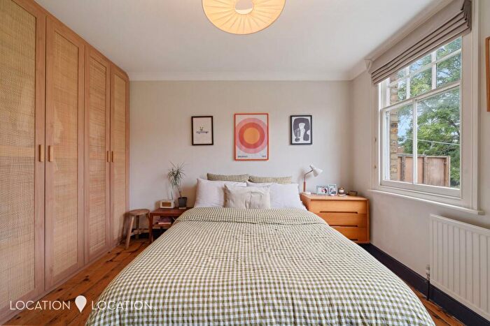 2 Bedroom Flat For Sale In Cranwich Road, London, N16