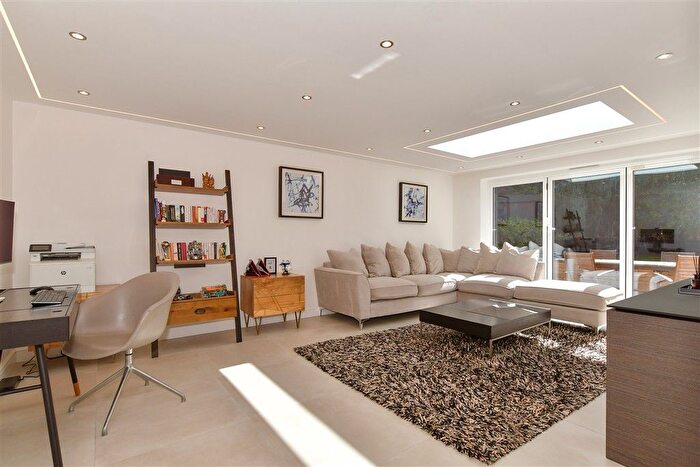 5 Bedroom Detached House For Sale In Fordwich Drive, Rochester, Kent, ME2