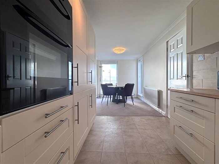 2 Bedroom Flat To Rent In Marine Parade West, Lee-On-The-Solent, PO13