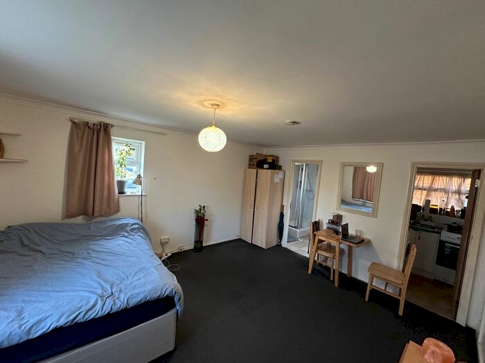 Studio To Rent In Long Lane, London, N3