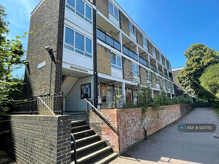 2 Bedroom Maisonette To Rent In Grove Court, London, SE5